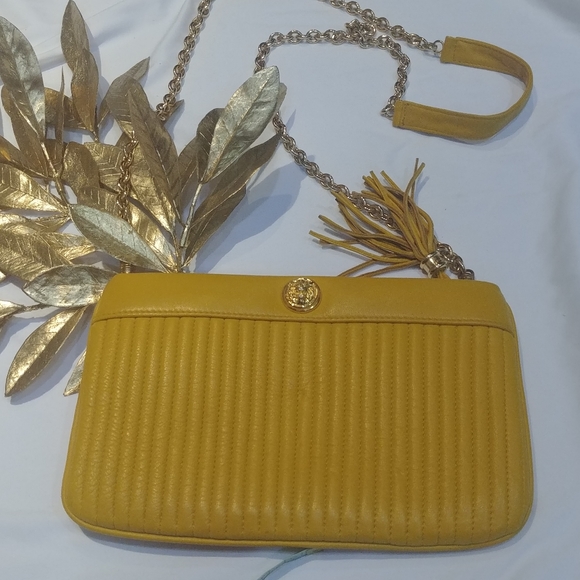 Anne Klein Handbags - Vintage Anne Klein for Calderon gold chain Tassel